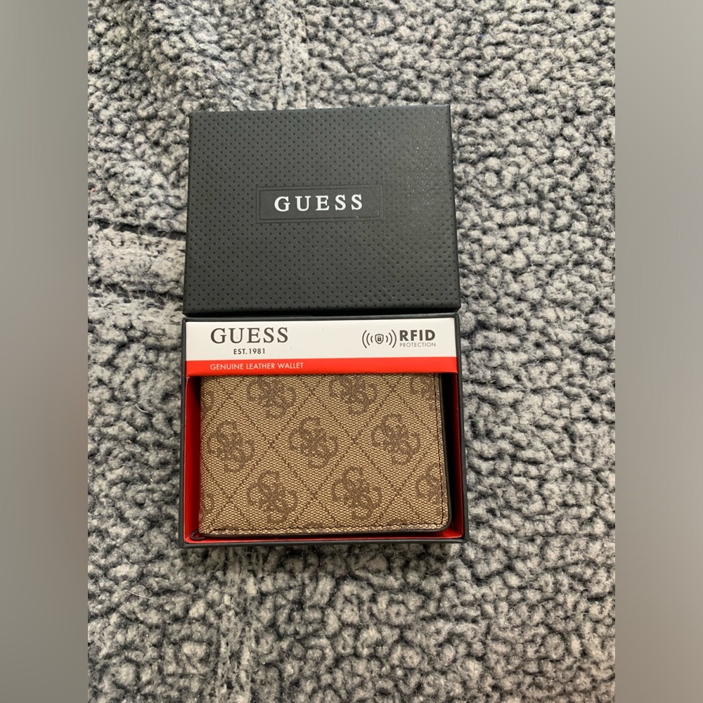 GUESS Wallet